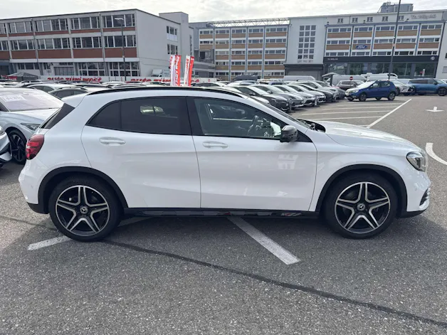 MERCEDES-BENZ GLA 250 AMG Line 211PS Swiss Star 4Matic DCT-Automat
