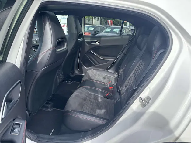 MERCEDES-BENZ GLA 250 AMG Line 211PS Swiss Star 4Matic DCT-Automat