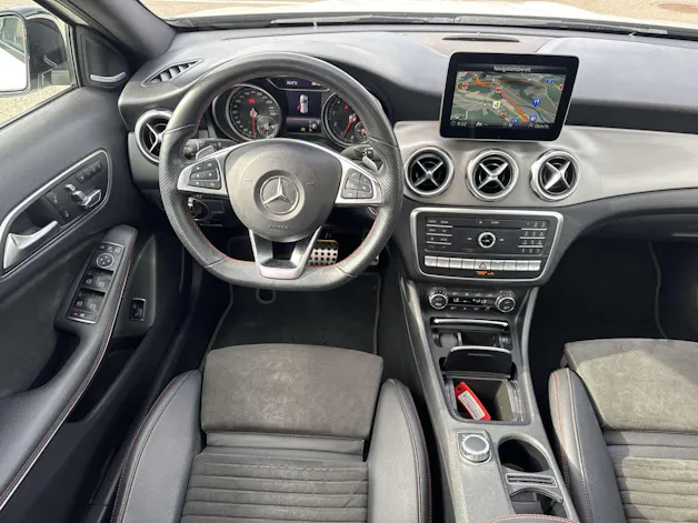 MERCEDES-BENZ GLA 250 AMG Line 211PS Swiss Star 4Matic DCT-Automat