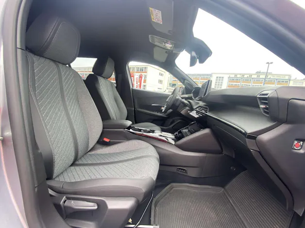 PEUGEOT 2008 1.2 145 MHEV Allure Automat