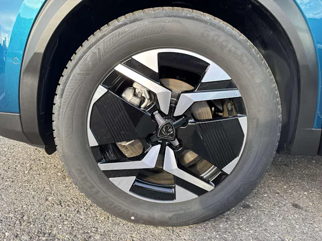 PEUGEOT 2008 1.2 145 MHEV Allure Automat