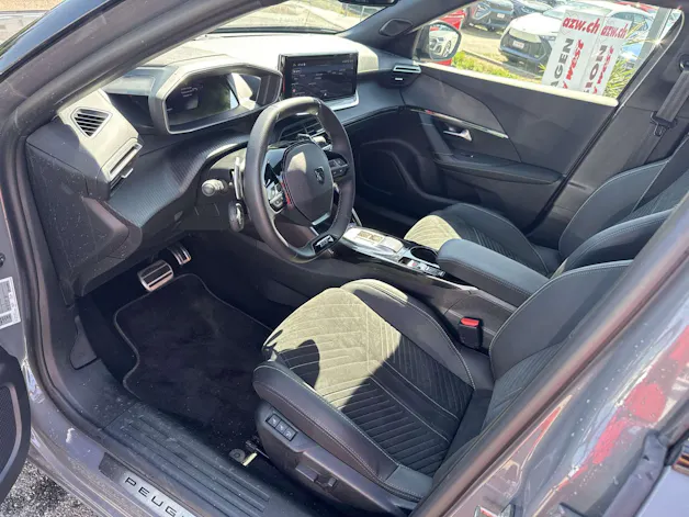 PEUGEOT 2008 1.2 PureTech GT Automat