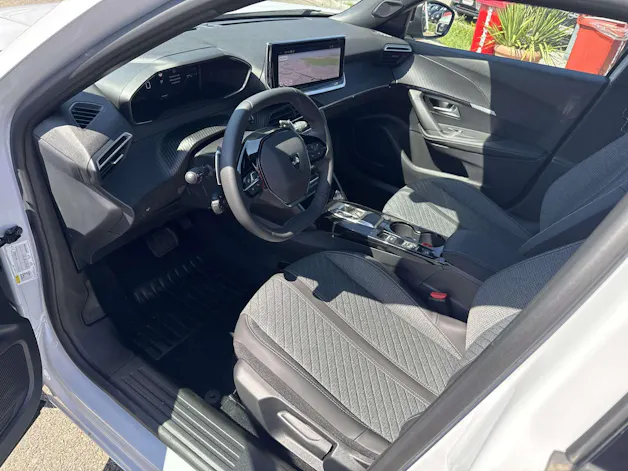 PEUGEOT 2008 1.2 145 MHEV Allure Automat