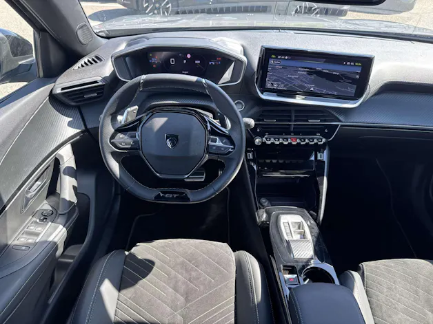 PEUGEOT 2008 1.2 PureTech GT Automat