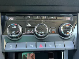 SKODA Karoq Selection *** FAHRZEUG HAT HAGELSCHADEN ***