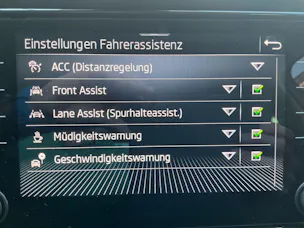 SKODA Karoq Selection *** FAHRZEUG HAT HAGELSCHADEN ***