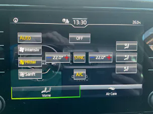 SKODA Karoq Selection *** FAHRZEUG HAT HAGELSCHADEN ***