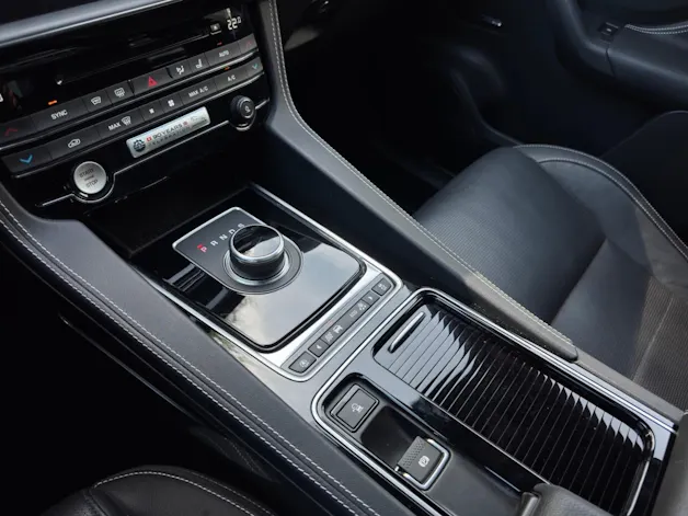 Jaguar F-Pace 3.0 V6 Prestige AWD Automatik *Panorama-Schiebedach*Carplay*Rückfahrkamera*