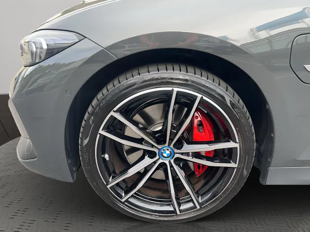BMW 330e x DriveTouring Steptronic M Sport Pro
