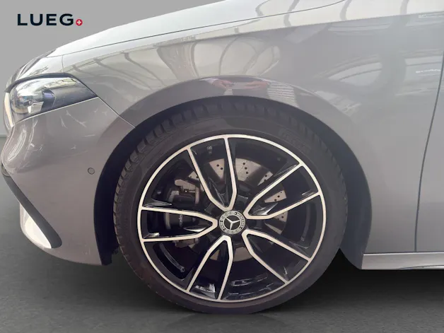 MERCEDES-BENZ A 250 4M - AMG / DISTRONIC / 360 Grad Kamera / Head-Up Display