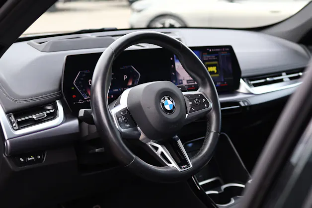 BMW X1 xDrive 23d 48V M Sport * Panoramadach * Harman/Kardon * Elektr. Sitze * 360° Kamera * AHK *