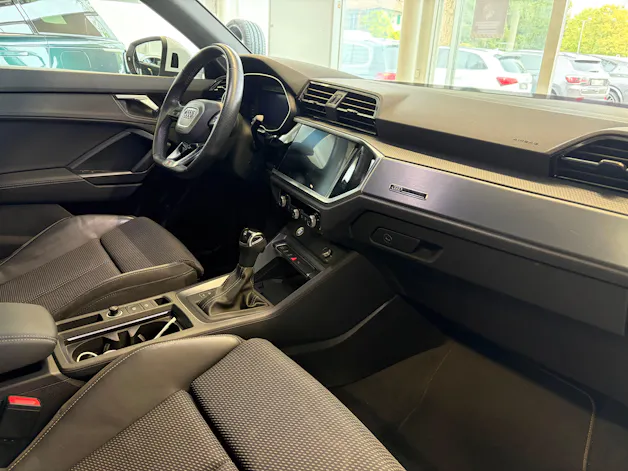 AUDI Q3 35 TFSI S line S-tronic | CH | Assistenzpaket | Matrix LED | S-LINE | Navi Plus & Phone Box | Technikpaket |