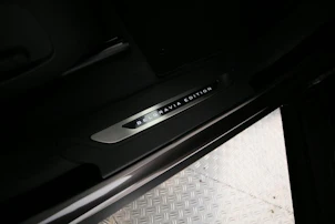 Fahrzeugbild LAND ROVER Range Rover Velar 2.0 P400e Belgravia Edition Black