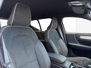 VOLVO XC40 2.0 B3 MH Plus Dark
