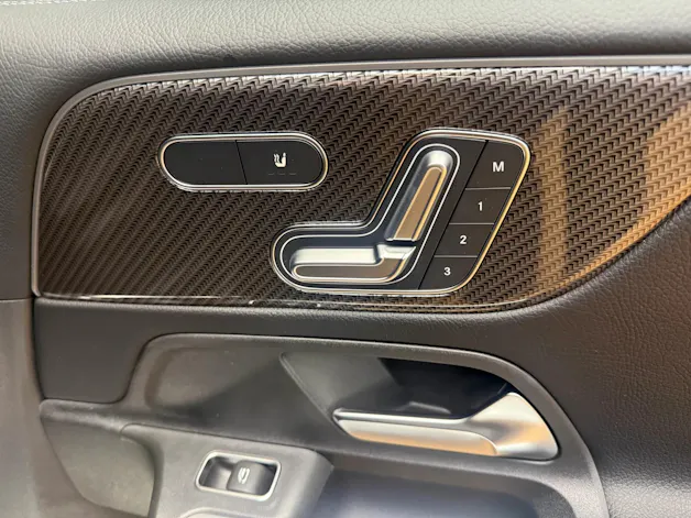 MERCEDES-BENZ GLB 220 d 4M - AMG / DISTRONIC / 360 Grad Kamera / Head-Up Display