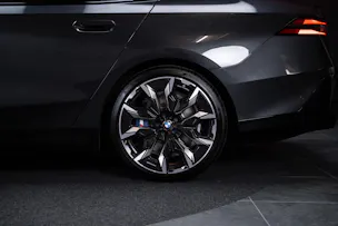 BMW i5 M60 xDrive M Sport Pro / CH-Fahrzeug /Iconic Glow / Panorama-Glasdach