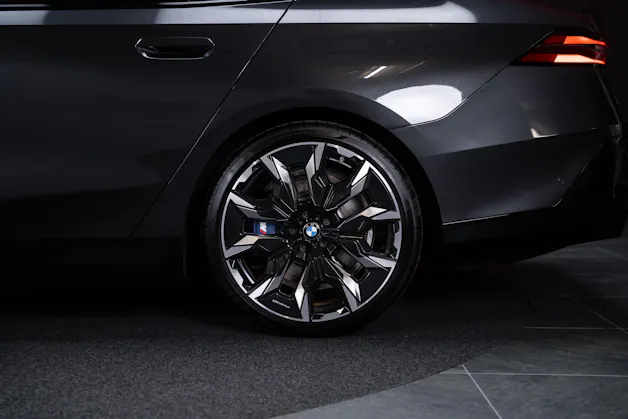 BMW i5 M60 xDrive M Sport Pro / CH-Fahrzeug /Iconic Glow / Panorama-Glasdach