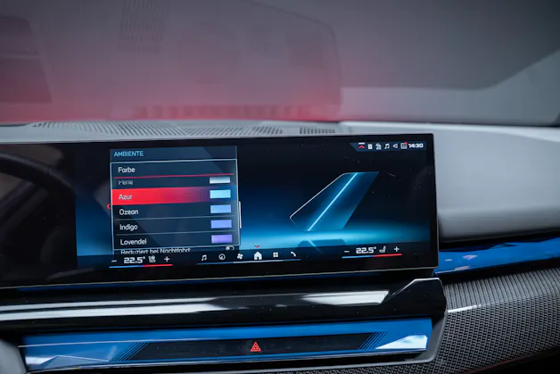BMW i5 M60 xDrive M Sport Pro / CH-Fahrzeug /Iconic Glow / Panorama-Glasdach