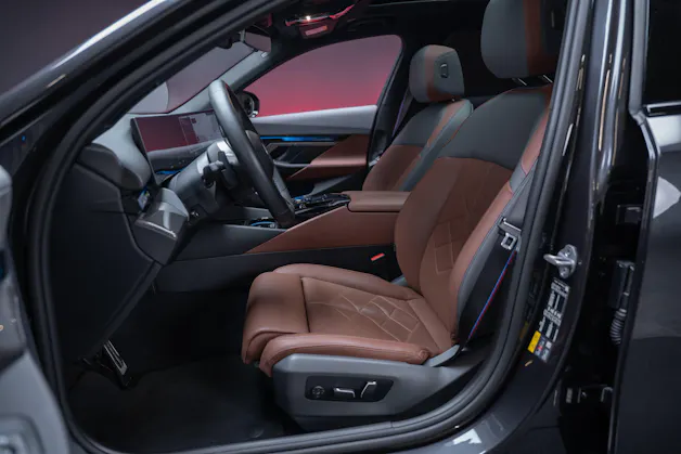BMW i5 M60 xDrive M Sport Pro / CH-Fahrzeug /Iconic Glow / Panorama-Glasdach