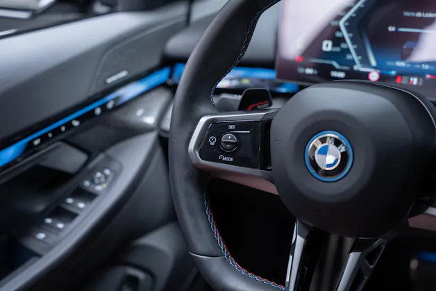 BMW i5 M60 xDrive M Sport Pro / CH-Fahrzeug /Iconic Glow / Panorama-Glasdach