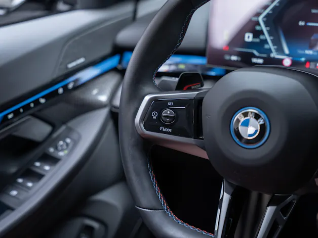 BMW i5 M60 xDrive M Sport Pro / CH-Fahrzeug /Iconic Glow / Panorama-Glasdach