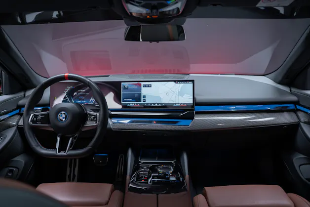 BMW i5 M60 xDrive M Sport Pro / CH-Fahrzeug /Iconic Glow / Panorama-Glasdach