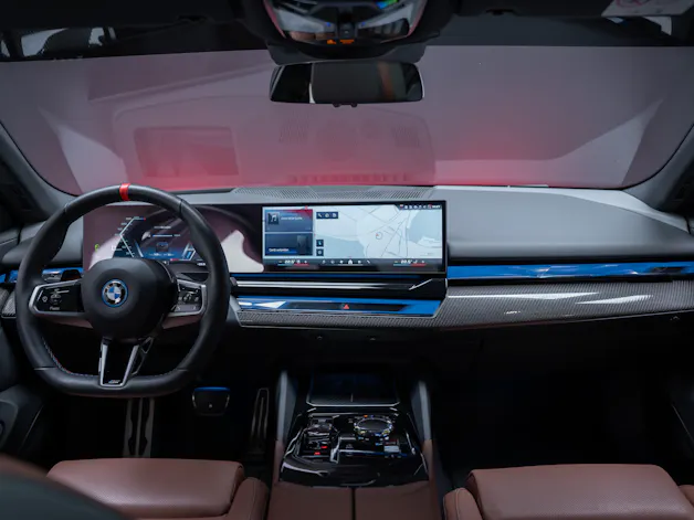 BMW i5 M60 xDrive M Sport Pro / CH-Fahrzeug /Iconic Glow / Panorama-Glasdach