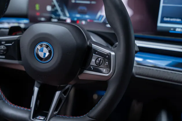 BMW i5 M60 xDrive M Sport Pro / CH-Fahrzeug /Iconic Glow / Panorama-Glasdach