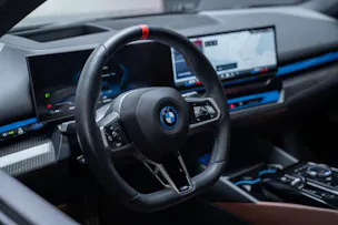 BMW i5 M60 xDrive M Sport Pro / CH-Fahrzeug /Iconic Glow / Panorama-Glasdach