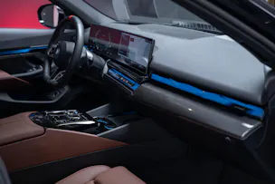 BMW i5 M60 xDrive M Sport Pro / CH-Fahrzeug /Iconic Glow / Panorama-Glasdach