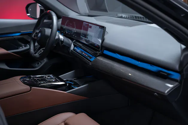 BMW i5 M60 xDrive M Sport Pro / CH-Fahrzeug /Iconic Glow / Panorama-Glasdach