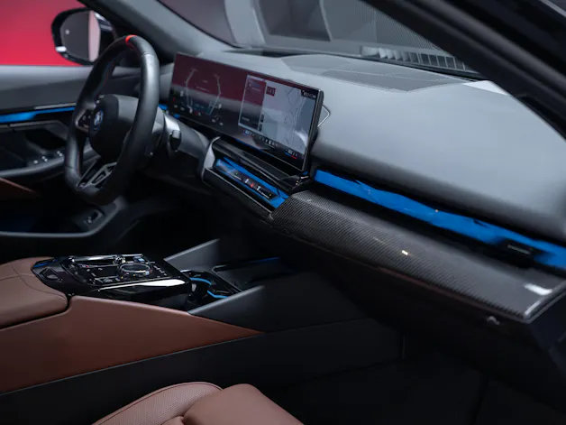 BMW i5 M60 xDrive M Sport Pro / CH-Fahrzeug /Iconic Glow / Panorama-Glasdach