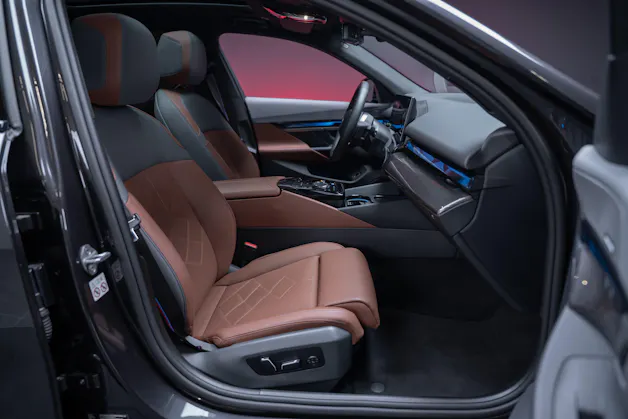 BMW i5 M60 xDrive M Sport Pro / CH-Fahrzeug /Iconic Glow / Panorama-Glasdach