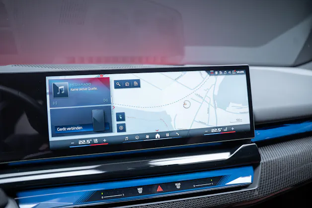 BMW i5 M60 xDrive M Sport Pro / CH-Fahrzeug /Iconic Glow / Panorama-Glasdach