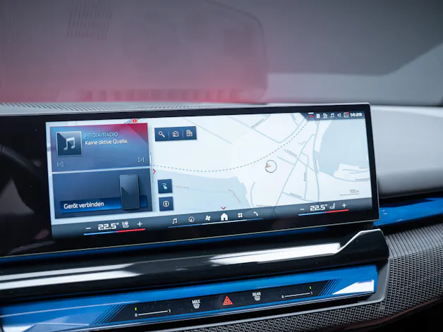 BMW i5 M60 xDrive M Sport Pro / CH-Fahrzeug /Iconic Glow / Panorama-Glasdach