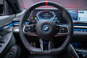 BMW i5 M60 xDrive M Sport Pro / CH-Fahrzeug /Iconic Glow / Panorama-Glasdach