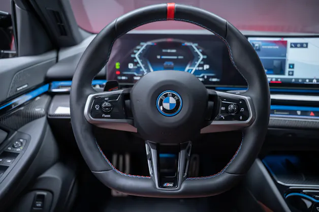 BMW i5 M60 xDrive M Sport Pro / CH-Fahrzeug /Iconic Glow / Panorama-Glasdach