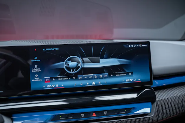BMW i5 M60 xDrive M Sport Pro / CH-Fahrzeug /Iconic Glow / Panorama-Glasdach