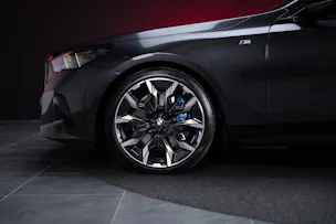 BMW i5 M60 xDrive M Sport Pro / CH-Fahrzeug /Iconic Glow / Panorama-Glasdach