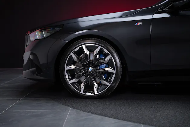 BMW i5 M60 xDrive M Sport Pro / CH-Fahrzeug /Iconic Glow / Panorama-Glasdach