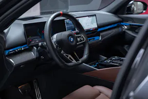 BMW i5 M60 xDrive M Sport Pro / CH-Fahrzeug /Iconic Glow / Panorama-Glasdach