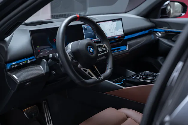 BMW i5 M60 xDrive M Sport Pro / CH-Fahrzeug /Iconic Glow / Panorama-Glasdach