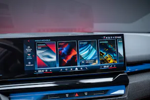BMW i5 M60 xDrive M Sport Pro / CH-Fahrzeug /Iconic Glow / Panorama-Glasdach