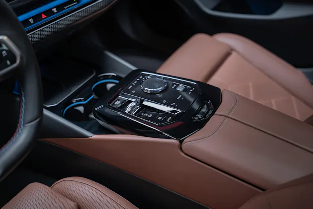BMW i5 M60 xDrive M Sport Pro / CH-Fahrzeug /Iconic Glow / Panorama-Glasdach