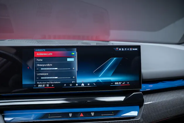 BMW i5 M60 xDrive M Sport Pro / CH-Fahrzeug /Iconic Glow / Panorama-Glasdach