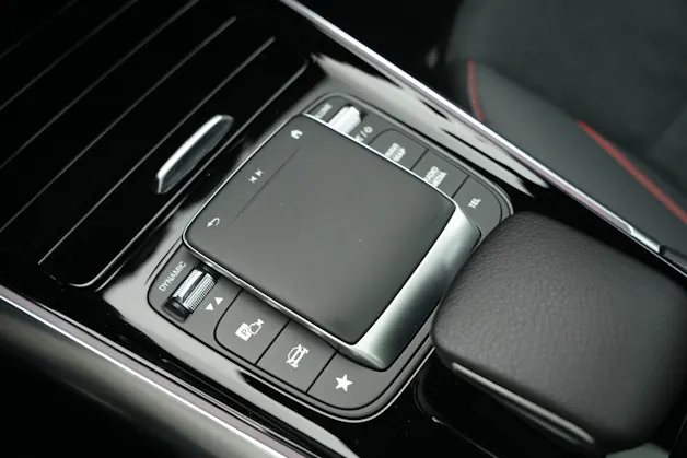 MERCEDES-BENZ GLA 250 4Matic AMG Line 8G-DCT *CH-Fahrzeug* *Panorama*