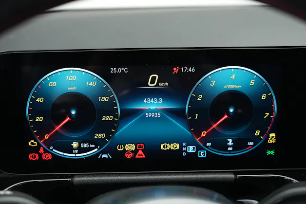 MERCEDES-BENZ GLA 250 4Matic AMG Line 8G-DCT *CH-Fahrzeug* *Panorama*
