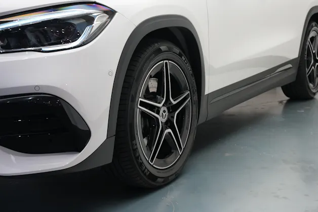 MERCEDES-BENZ GLA 250 4Matic AMG Line 8G-DCT *CH-Fahrzeug* *Panorama*