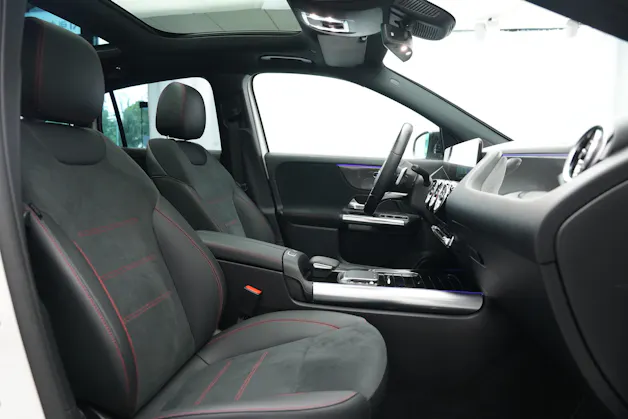 MERCEDES-BENZ GLA 250 4Matic AMG Line 8G-DCT *CH-Fahrzeug* *Panorama*