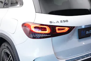 MERCEDES-BENZ GLA 250 4Matic AMG Line 8G-DCT *CH-Fahrzeug* *Panorama*
